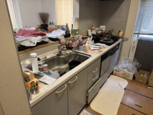 葬儀後の実家の片付け前の様子（遺品整理前）